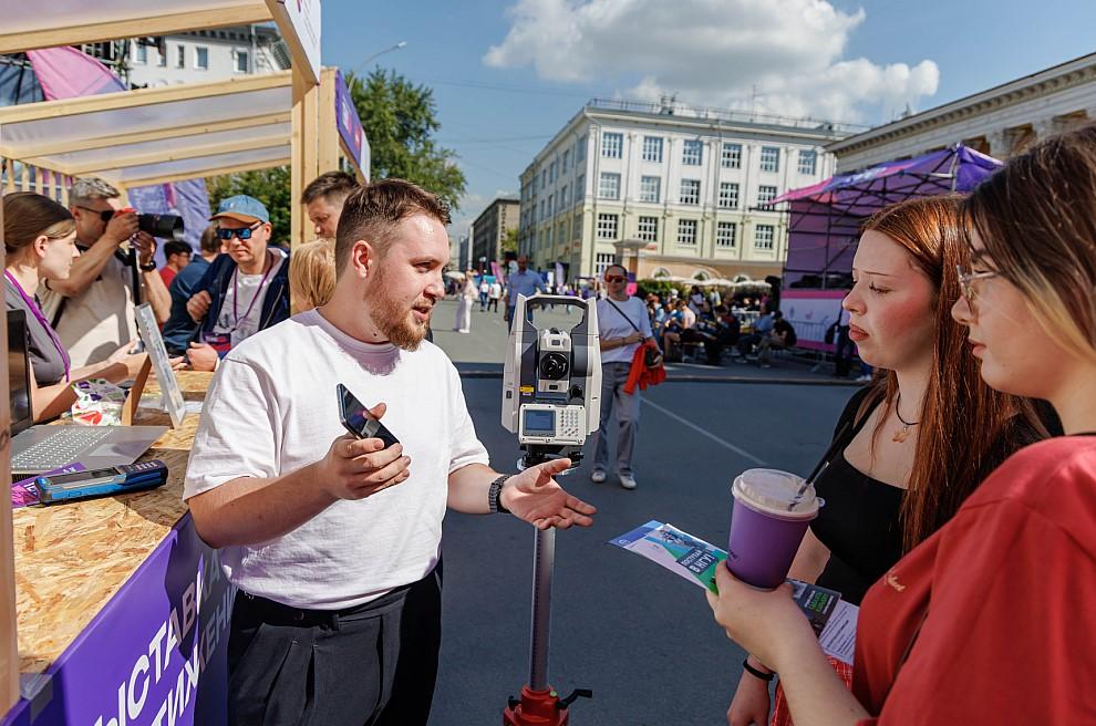 Фото СГУГиТ успешно представил инновации на фестивале «ТехноАрт 2025» 4 - Сиб.ФМ Фото СГУГиТ успешно представил инновации на фестивале «ТехноАрт 2025» 4