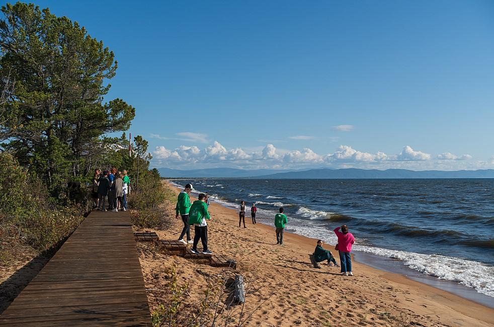 Фото На Чивыркуйском перешейке озера Байкал открыли новую экотропу «На стыке ландшафтов» 3 - Сиб.ФМ Фото На Чивыркуйском перешейке озера Байкал открыли новую экотропу «На стыке ландшафтов» 3