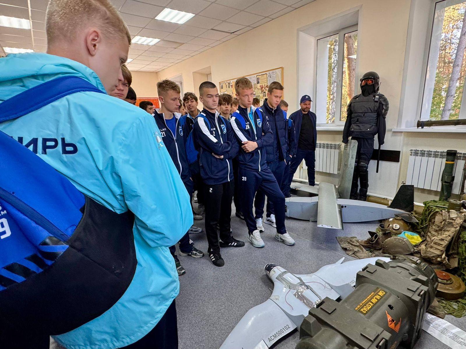 Фото Воспитанники Академии ФК «Сибирь» побывали в гостях у бойцов ОМОН 2 - Сиб.ФМ Фото Воспитанники Академии ФК «Сибирь» побывали в гостях у бойцов ОМОН 2