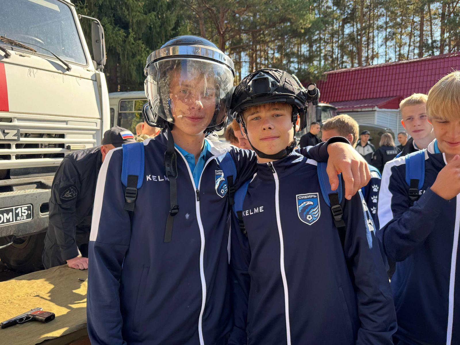 Фото Воспитанники Академии ФК «Сибирь» побывали в гостях у бойцов ОМОН 5 - Сиб.ФМ Фото Воспитанники Академии ФК «Сибирь» побывали в гостях у бойцов ОМОН 5