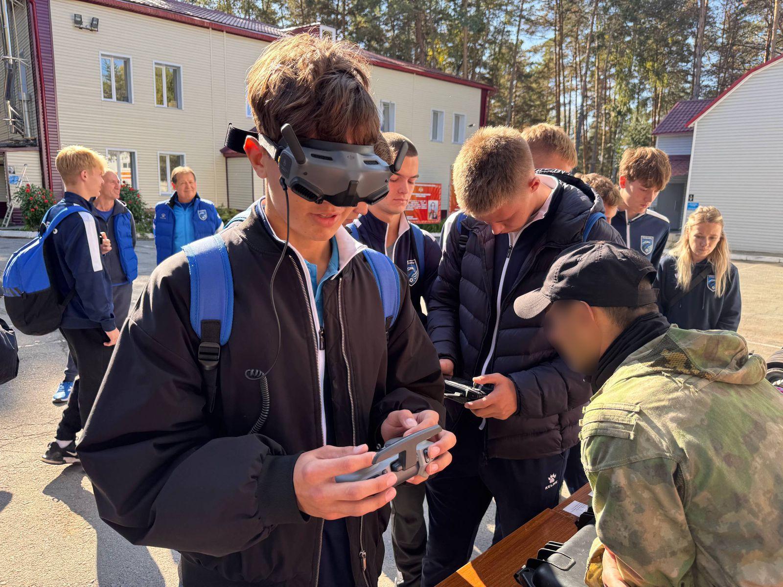 Фото Воспитанники Академии ФК «Сибирь» побывали в гостях у бойцов ОМОН 4 - Сиб.ФМ Фото Воспитанники Академии ФК «Сибирь» побывали в гостях у бойцов ОМОН 4