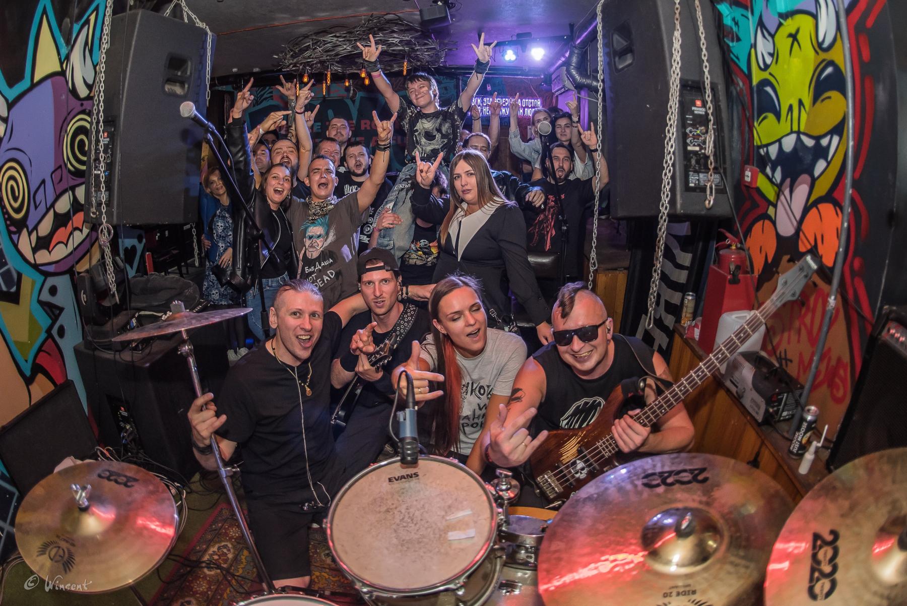 Фото Панки в городе! Легендарная группа АЗОН дала свой первый концерт в Новосибирске 3 - Сиб.ФМ Фото Панки в городе! Легендарная группа АЗОН дала свой первый концерт в Новосибирске 3