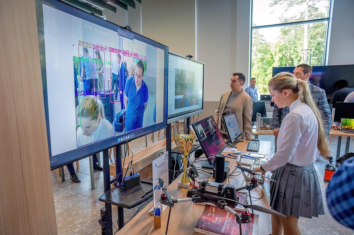 Фото Детекторы видеоаналитики «Ростелекома» стали частью выставки разработок инновационных центров НГУ 2 - Сиб.ФМ Фото Детекторы видеоаналитики «Ростелекома» стали частью выставки разработок инновационных центров НГУ 2