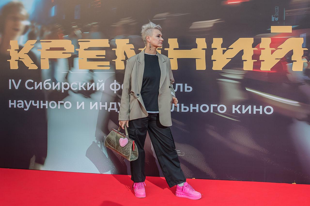 Фото «Красная дорожка и звездный гость – Михаил Тройник»: фестиваль научного и индустриального кино «Кремний» открылся в Новосибирске – ФОТОРЕПОРТАЖ 23 - Сиб.ФМ Фото «Красная дорожка и звездный гость – Михаил Тройник»: фестиваль научного и индустриального кино «Кремний» открылся в Новосибирске – ФОТОРЕПОРТАЖ 23