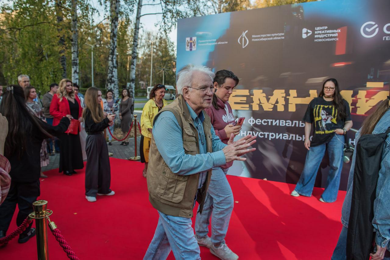 Фото «Красная дорожка и звездный гость – Михаил Тройник»: фестиваль научного и индустриального кино «Кремний» открылся в Новосибирске – ФОТОРЕПОРТАЖ 10 - Сиб.ФМ Фото «Красная дорожка и звездный гость – Михаил Тройник»: фестиваль научного и индустриального кино «Кремний» открылся в Новосибирске – ФОТОРЕПОРТАЖ 10