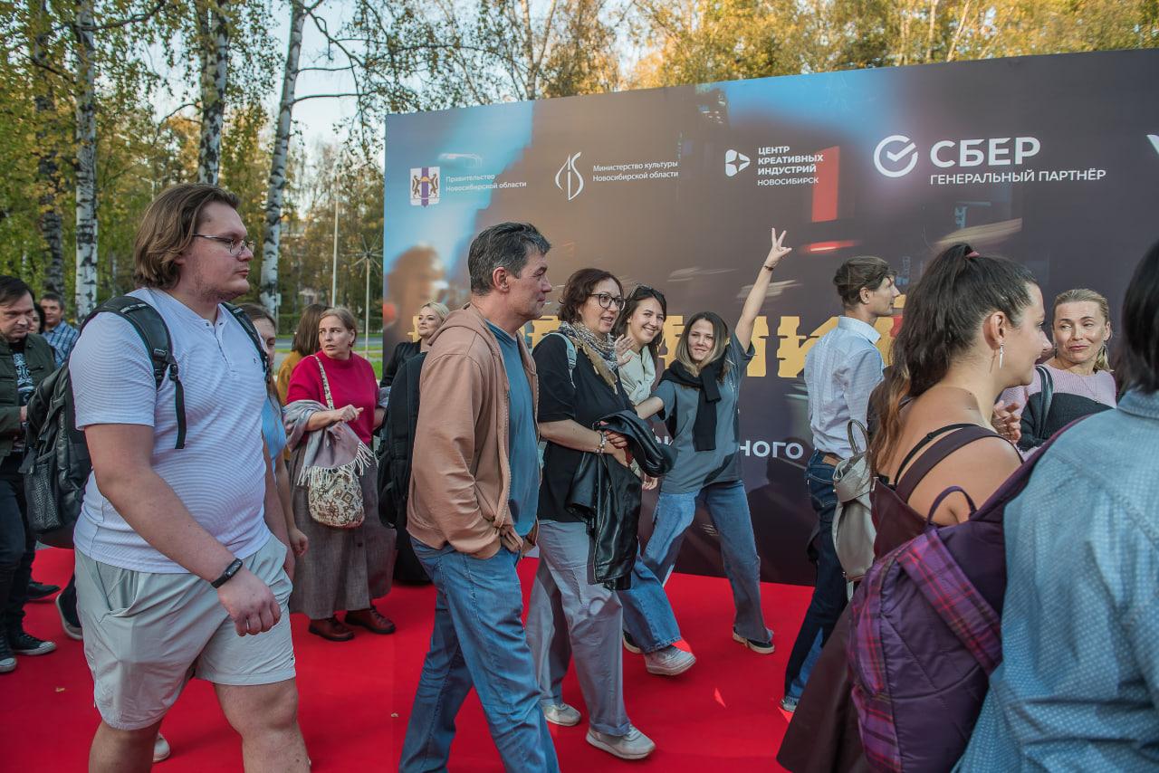 Фото «Красная дорожка и звездный гость – Михаил Тройник»: фестиваль научного и индустриального кино «Кремний» открылся в Новосибирске – ФОТОРЕПОРТАЖ 2 - Сиб.ФМ Фото «Красная дорожка и звездный гость – Михаил Тройник»: фестиваль научного и индустриального кино «Кремний» открылся в Новосибирске – ФОТОРЕПОРТАЖ 2