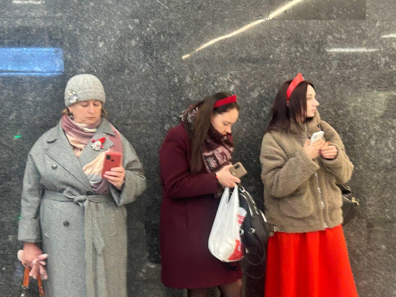 Фото В Новосибирске замечены первые девушки в кокошниках перед концертом Кадышевой 2 - Сиб.ФМ Фото В Новосибирске замечены первые девушки в кокошниках перед концертом Кадышевой 2