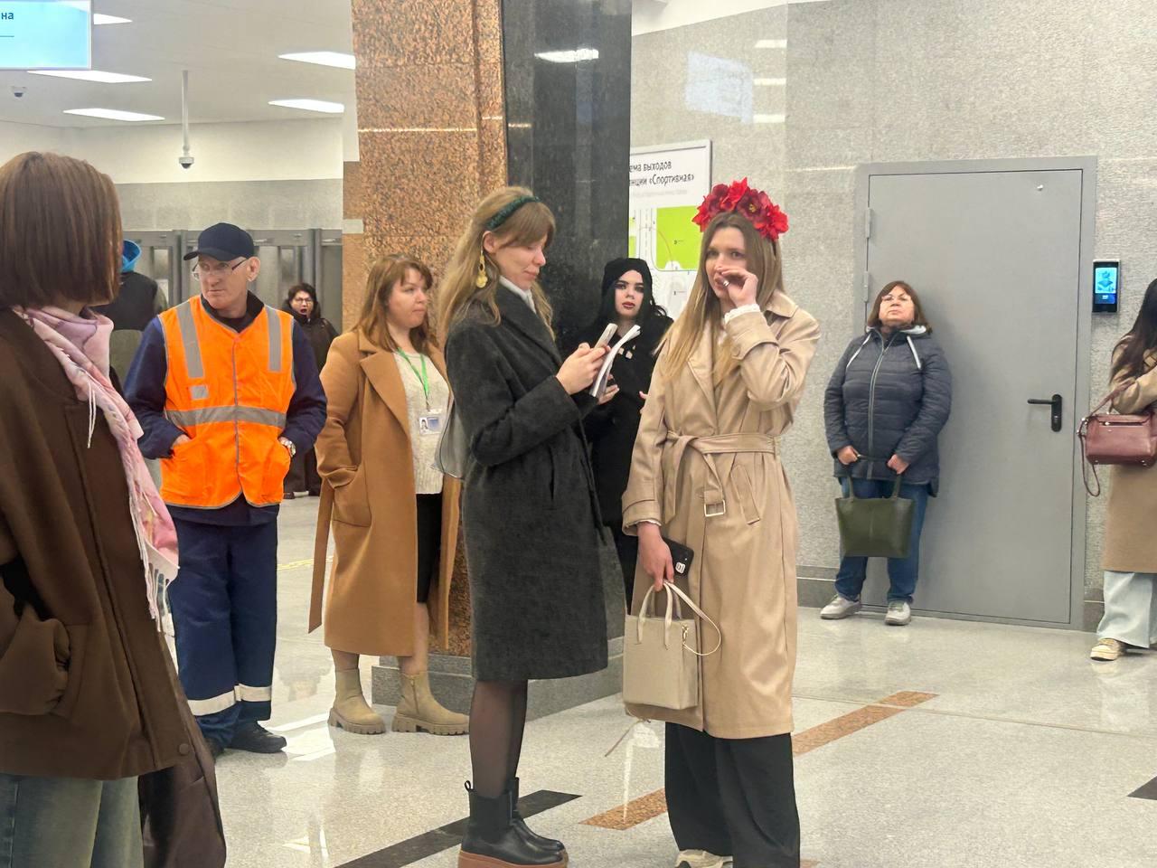 Фото В Новосибирске замечены первые девушки в кокошниках перед концертом Кадышевой 3 - Сиб.ФМ Фото В Новосибирске замечены первые девушки в кокошниках перед концертом Кадышевой 3