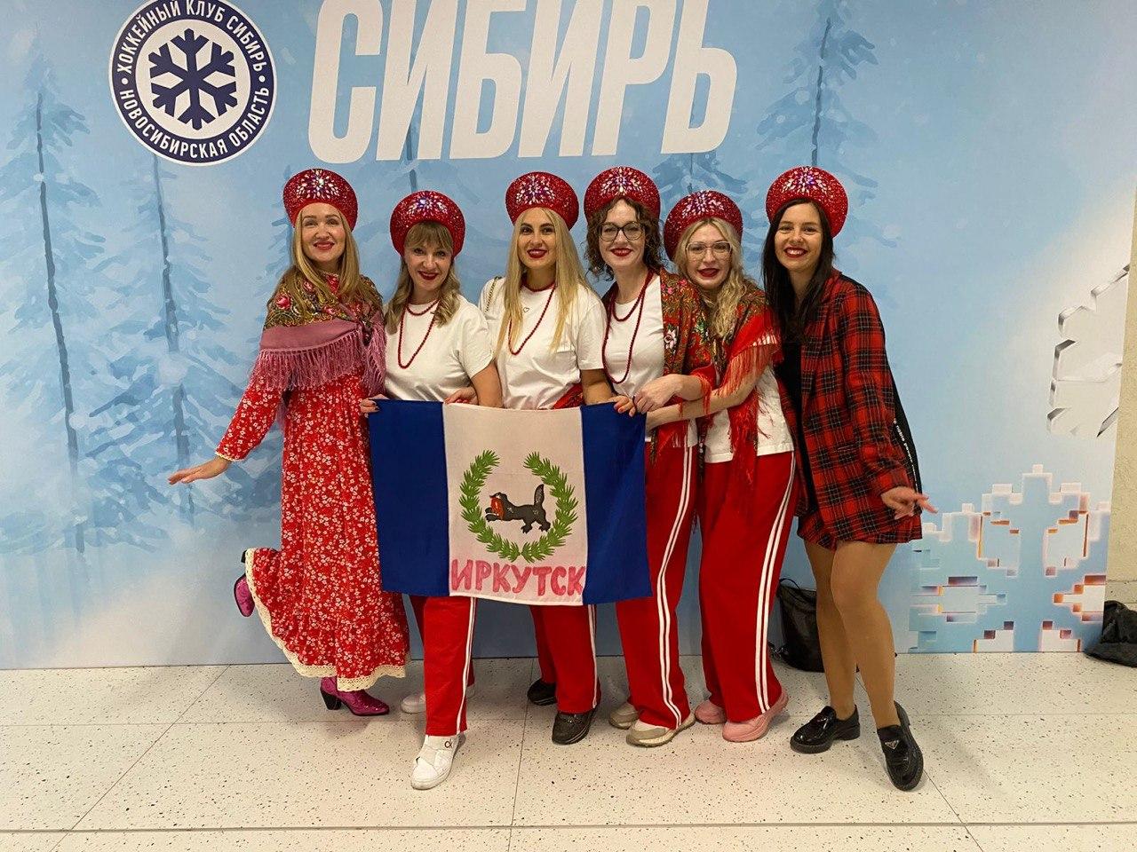 Фото Тысячи фанатов в кокошниках поют «Плывет веночек». В «Сибирь-Арена» с аншлагом проходит грандиозный концерт Надежды Кадышевой. ОНЛАЙН 2 - Сиб.ФМ Фото Тысячи фанатов в кокошниках поют «Плывет веночек». В «Сибирь-Арена» с аншлагом проходит грандиозный концерт Надежды Кадышевой. ОНЛАЙН 2