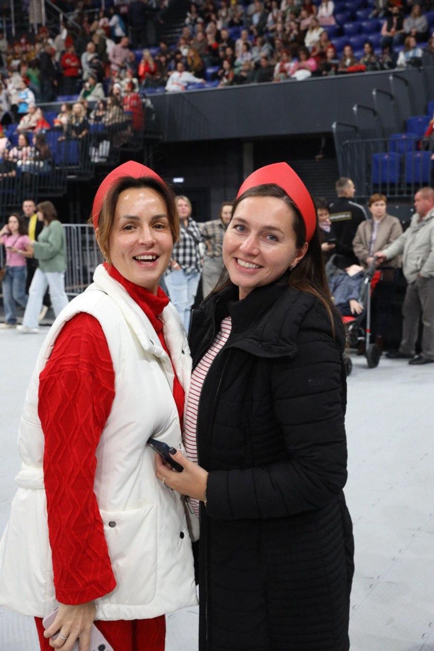 Фото Тысячи фанатов в кокошниках поют «Плывет веночек». В «Сибирь-Арена» с аншлагом проходит грандиозный концерт Надежды Кадышевой. ОНЛАЙН 5 - Сиб.ФМ Фото Тысячи фанатов в кокошниках поют «Плывет веночек». В «Сибирь-Арена» с аншлагом проходит грандиозный концерт Надежды Кадышевой. ОНЛАЙН 5