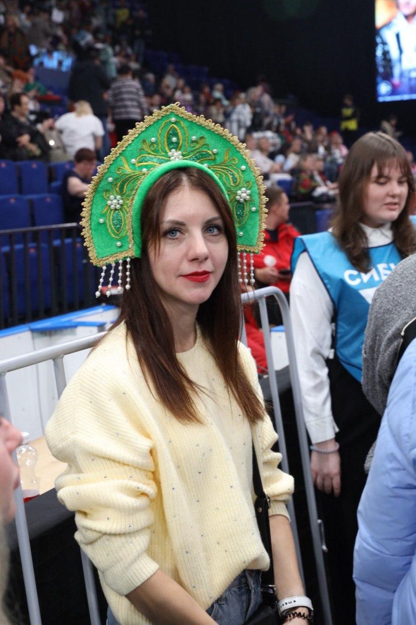 Фото Тысячи фанатов в кокошниках поют «Плывет веночек». В «Сибирь-Арена» с аншлагом проходит грандиозный концерт Надежды Кадышевой. ОНЛАЙН 4 - Сиб.ФМ Фото Тысячи фанатов в кокошниках поют «Плывет веночек». В «Сибирь-Арена» с аншлагом проходит грандиозный концерт Надежды Кадышевой. ОНЛАЙН 4