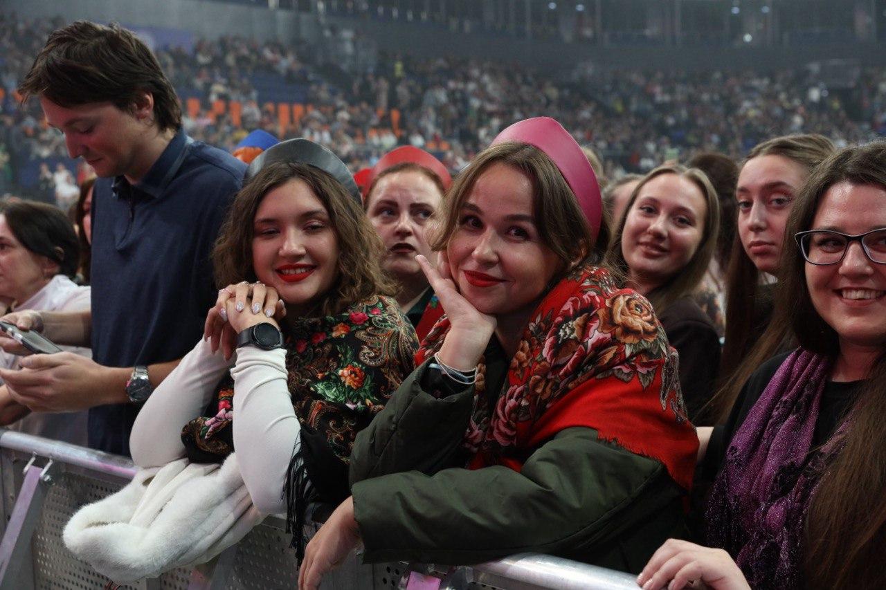 Фото Тысячи фанатов в кокошниках поют «Плывет веночек». В «Сибирь-Арена» с аншлагом проходит грандиозный концерт Надежды Кадышевой. ОНЛАЙН 12 - Сиб.ФМ Фото Тысячи фанатов в кокошниках поют «Плывет веночек». В «Сибирь-Арена» с аншлагом проходит грандиозный концерт Надежды Кадышевой. ОНЛАЙН 12