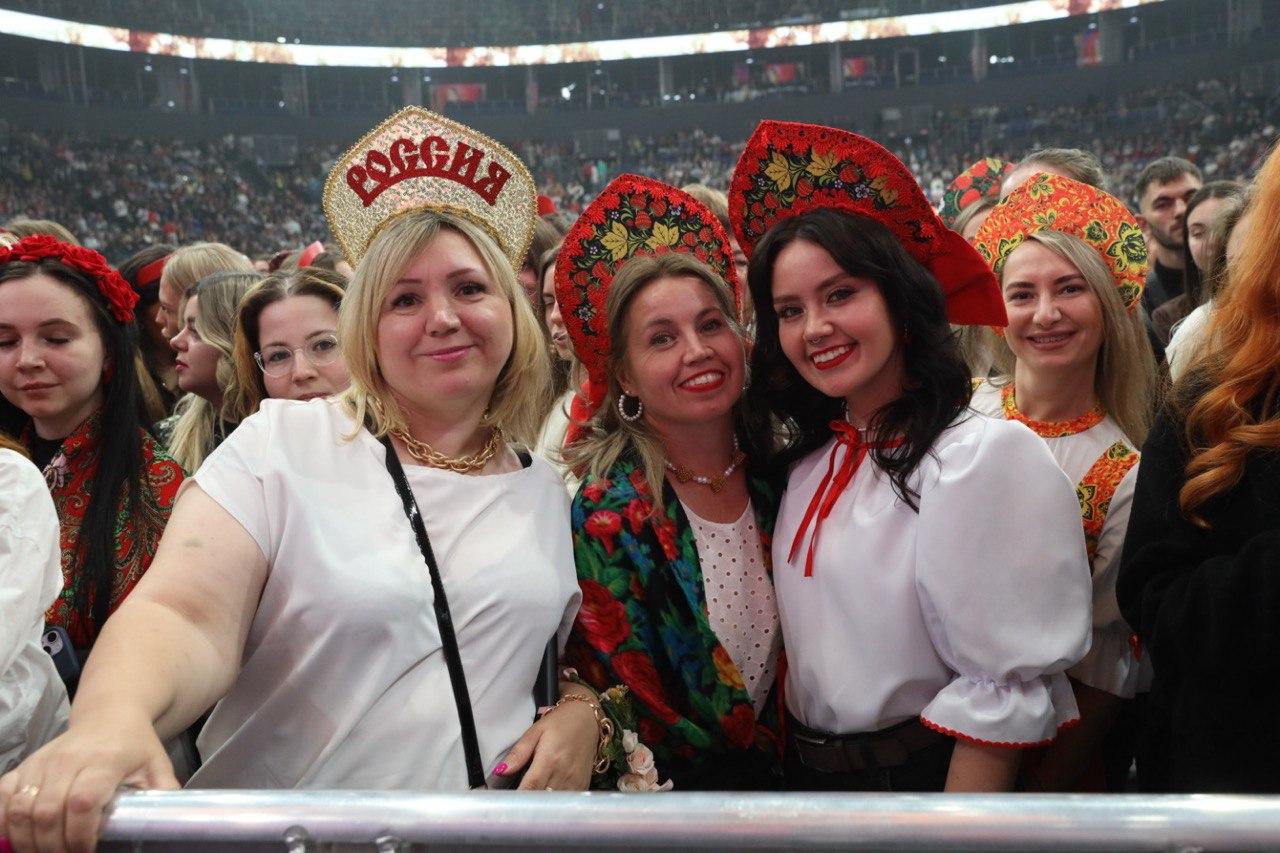 Фото Тысячи фанатов в кокошниках поют «Плывет веночек». В «Сибирь-Арена» с аншлагом проходит грандиозный концерт Надежды Кадышевой. ОНЛАЙН 11 - Сиб.ФМ Фото Тысячи фанатов в кокошниках поют «Плывет веночек». В «Сибирь-Арена» с аншлагом проходит грандиозный концерт Надежды Кадышевой. ОНЛАЙН 11