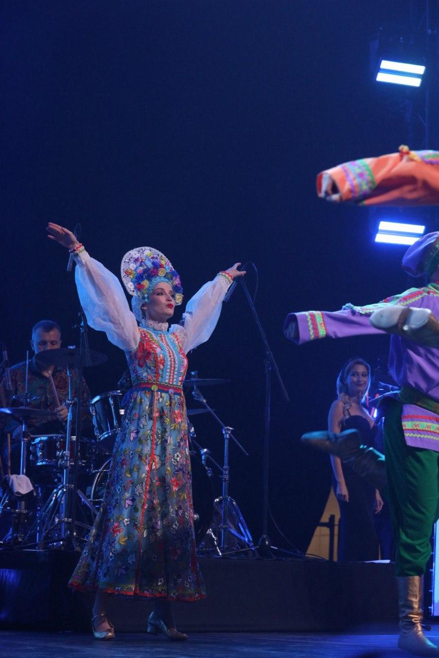 Фото Тысячи фанатов в кокошниках поют «Плывет веночек». В «Сибирь-Арена» с аншлагом проходит грандиозный концерт Надежды Кадышевой. ОНЛАЙН 17 - Сиб.ФМ Фото Тысячи фанатов в кокошниках поют «Плывет веночек». В «Сибирь-Арена» с аншлагом проходит грандиозный концерт Надежды Кадышевой. ОНЛАЙН 17