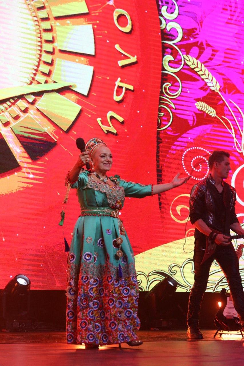 Фото Тысячи фанатов в кокошниках поют «Плывет веночек». В «Сибирь-Арена» с аншлагом проходит грандиозный концерт Надежды Кадышевой. ОНЛАЙН 18 - Сиб.ФМ Фото Тысячи фанатов в кокошниках поют «Плывет веночек». В «Сибирь-Арена» с аншлагом проходит грандиозный концерт Надежды Кадышевой. ОНЛАЙН 18