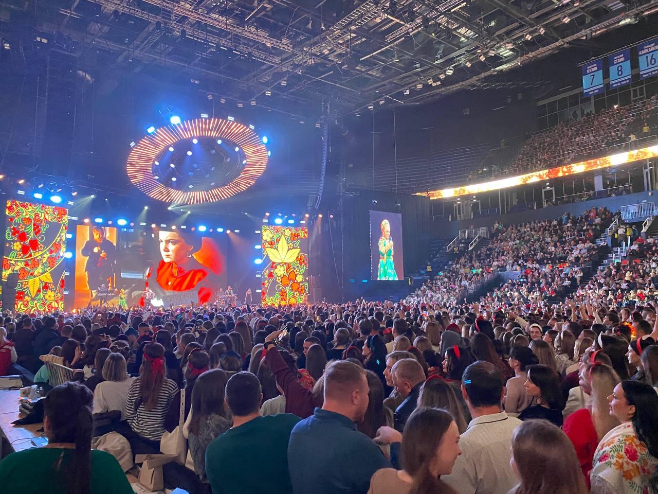 Фото Тысячи фанатов в кокошниках поют «Плывет веночек». В «Сибирь-Арена» с аншлагом проходит грандиозный концерт Надежды Кадышевой. ОНЛАЙН 21 - Сиб.ФМ Фото Тысячи фанатов в кокошниках поют «Плывет веночек». В «Сибирь-Арена» с аншлагом проходит грандиозный концерт Надежды Кадышевой. ОНЛАЙН 21