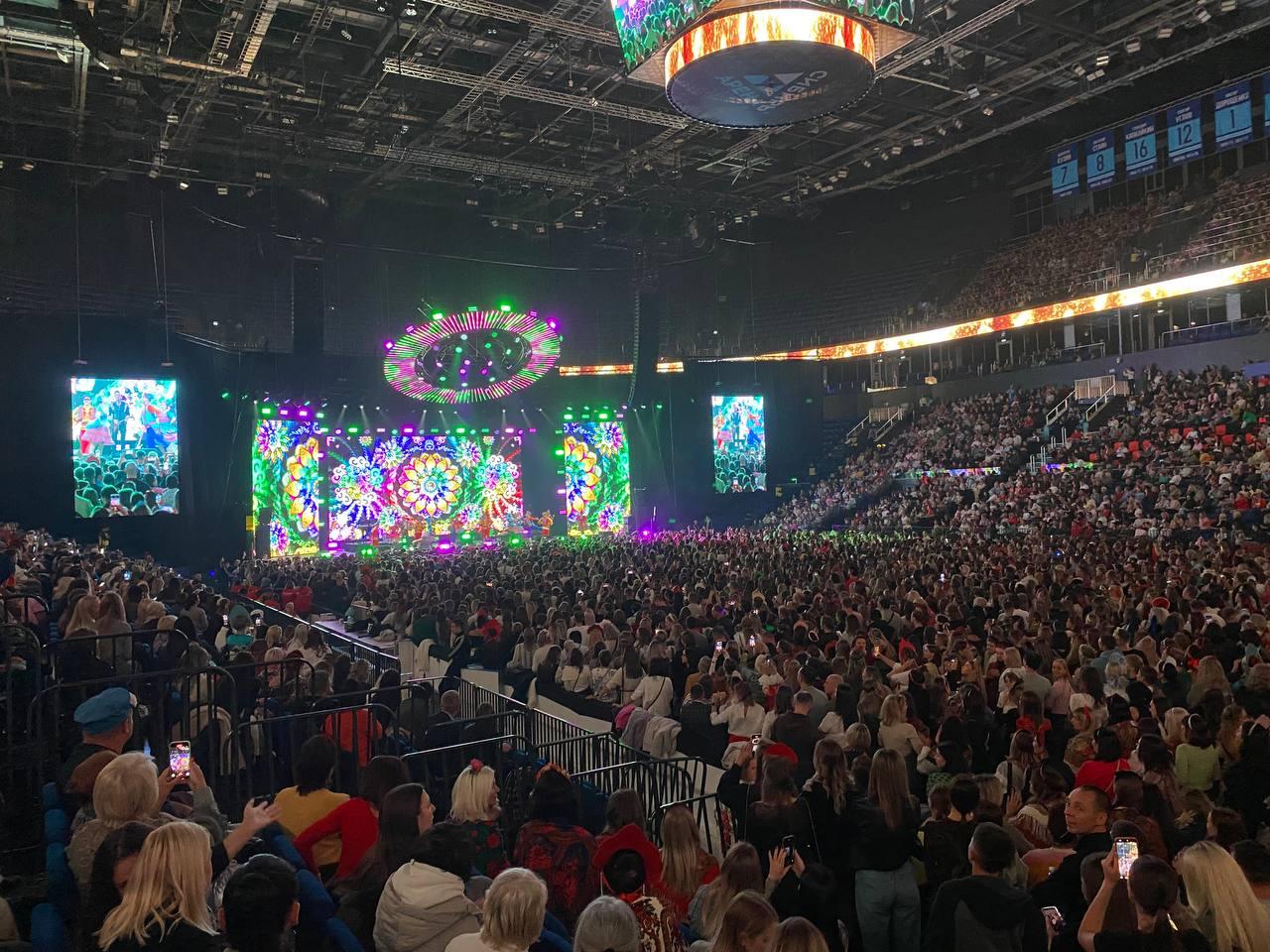 Фото Тысячи фанатов в кокошниках поют «Плывет веночек». В «Сибирь-Арена» с аншлагом проходит грандиозный концерт Надежды Кадышевой. ОНЛАЙН 22 - Сиб.ФМ Фото Тысячи фанатов в кокошниках поют «Плывет веночек». В «Сибирь-Арена» с аншлагом проходит грандиозный концерт Надежды Кадышевой. ОНЛАЙН 22