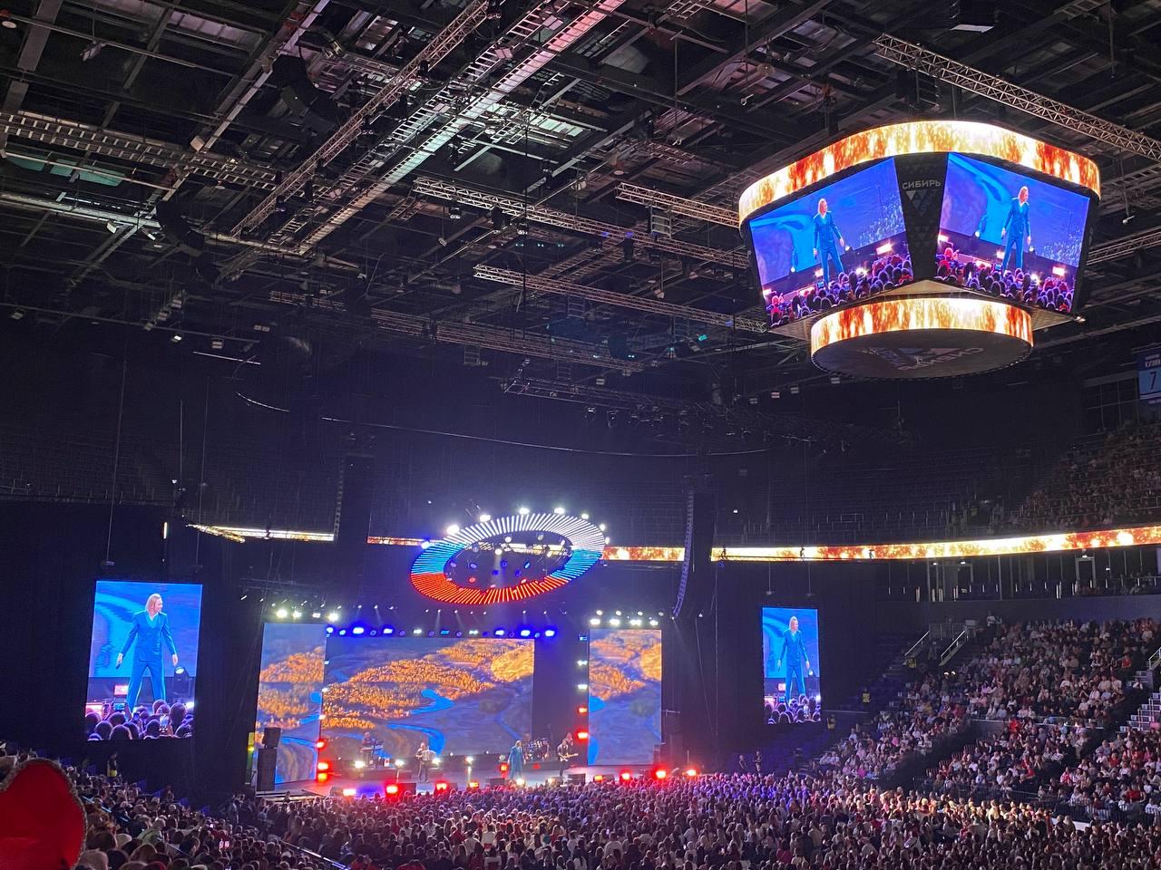 Фото Тысячи фанатов в кокошниках поют «Плывет веночек». В «Сибирь-Арена» с аншлагом проходит грандиозный концерт Надежды Кадышевой. ОНЛАЙН 24