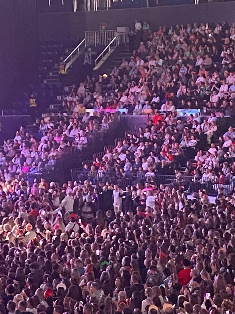 Фото Тысячи фанатов в кокошниках поют «Плывет веночек». В «Сибирь-Арена» с аншлагом проходит грандиозный концерт Надежды Кадышевой. ОНЛАЙН 27 - Сиб.ФМ Фото Тысячи фанатов в кокошниках поют «Плывет веночек». В «Сибирь-Арена» с аншлагом проходит грандиозный концерт Надежды Кадышевой. ОНЛАЙН 27