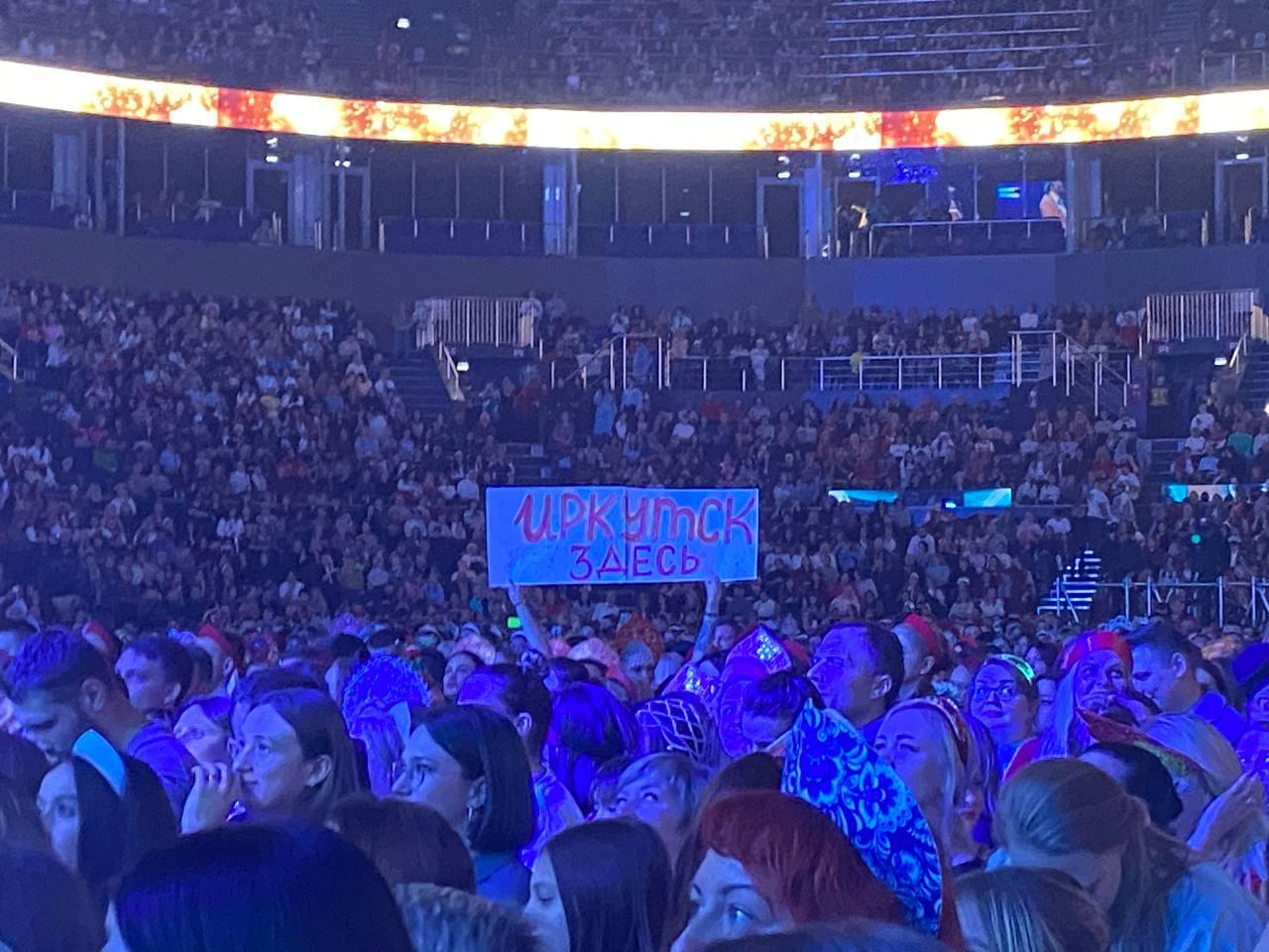 Фото Тысячи фанатов в кокошниках поют «Плывет веночек». В «Сибирь-Арена» с аншлагом проходит грандиозный концерт Надежды Кадышевой. ОНЛАЙН 28 - Сиб.ФМ Фото Тысячи фанатов в кокошниках поют «Плывет веночек». В «Сибирь-Арена» с аншлагом проходит грандиозный концерт Надежды Кадышевой. ОНЛАЙН 28