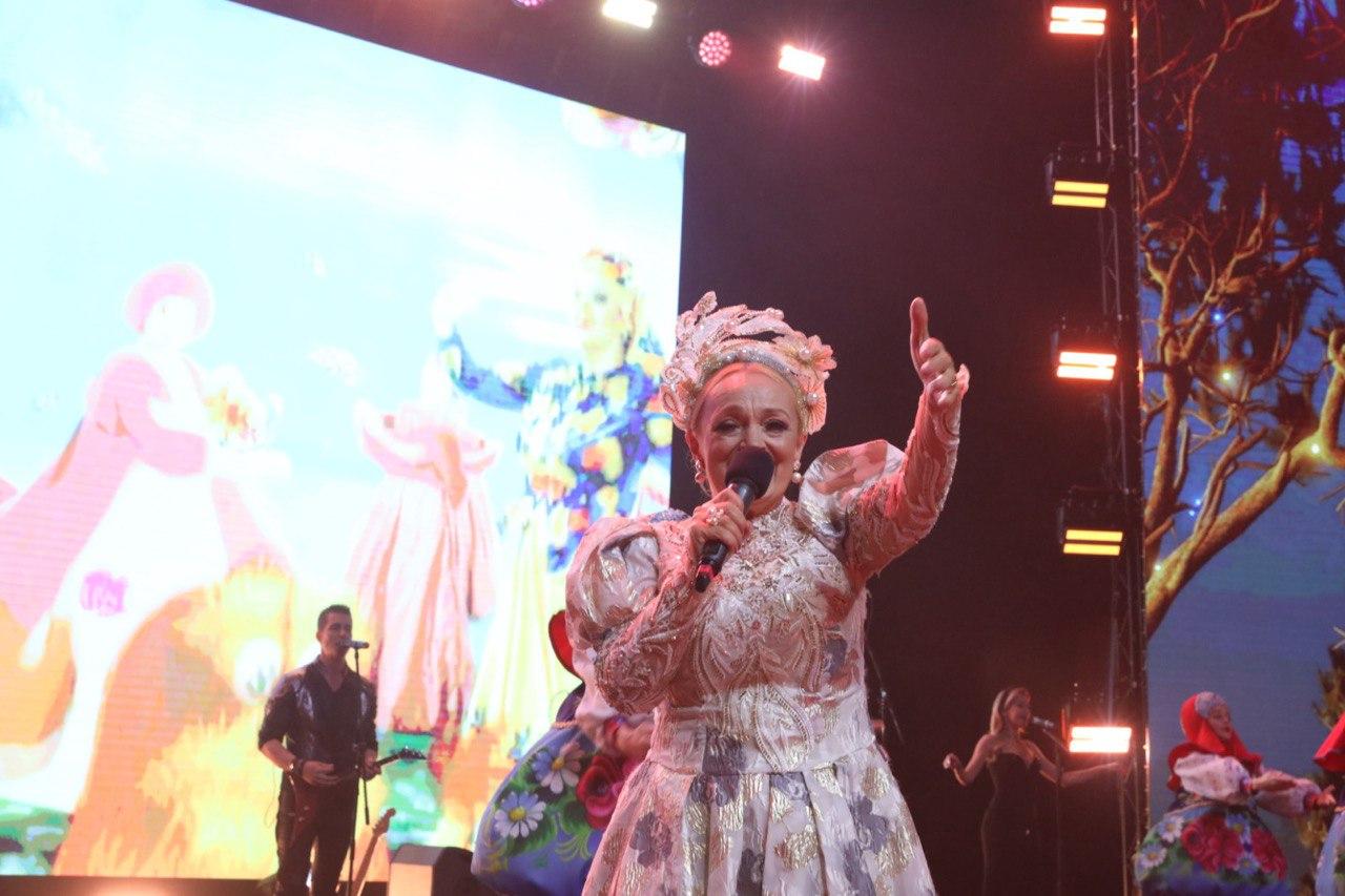 Фото Тысячи фанатов в кокошниках поют «Плывет веночек». В «Сибирь-Арена» с аншлагом проходит грандиозный концерт Надежды Кадышевой. ОНЛАЙН 30 - Сиб.ФМ Фото Тысячи фанатов в кокошниках поют «Плывет веночек». В «Сибирь-Арена» с аншлагом проходит грандиозный концерт Надежды Кадышевой. ОНЛАЙН 30