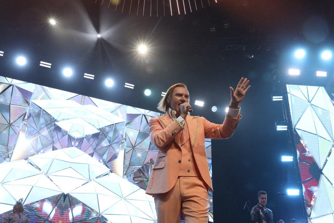 Фото Тысячи фанатов в кокошниках поют «Плывет веночек». В «Сибирь-Арена» с аншлагом проходит грандиозный концерт Надежды Кадышевой. ОНЛАЙН 31 - Сиб.ФМ Фото Тысячи фанатов в кокошниках поют «Плывет веночек». В «Сибирь-Арена» с аншлагом проходит грандиозный концерт Надежды Кадышевой. ОНЛАЙН 31