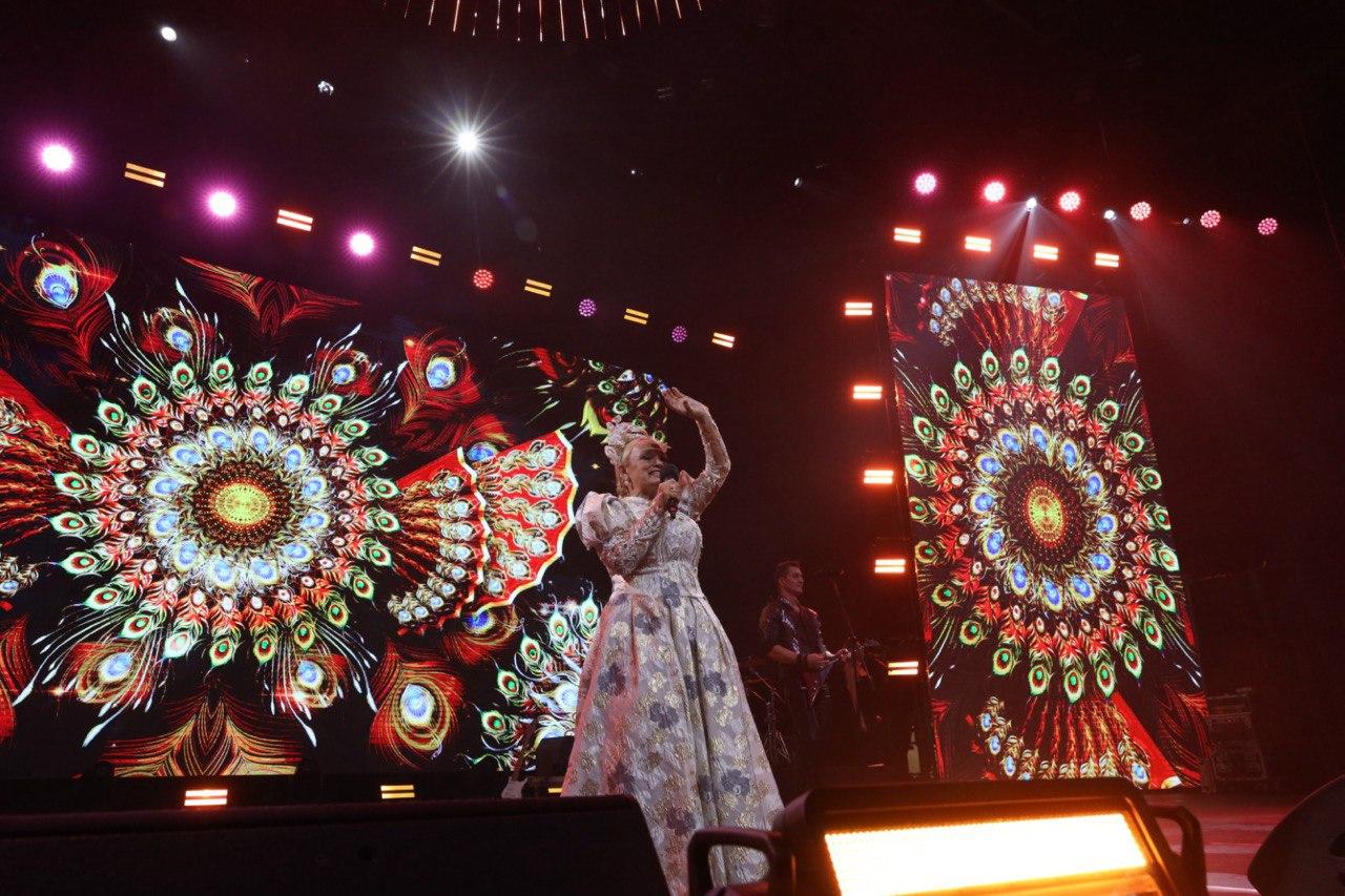 Фото Тысячи фанатов в кокошниках поют «Плывет веночек». В «Сибирь-Арена» с аншлагом проходит грандиозный концерт Надежды Кадышевой. ОНЛАЙН 29 - Сиб.ФМ Фото Тысячи фанатов в кокошниках поют «Плывет веночек». В «Сибирь-Арена» с аншлагом проходит грандиозный концерт Надежды Кадышевой. ОНЛАЙН 29