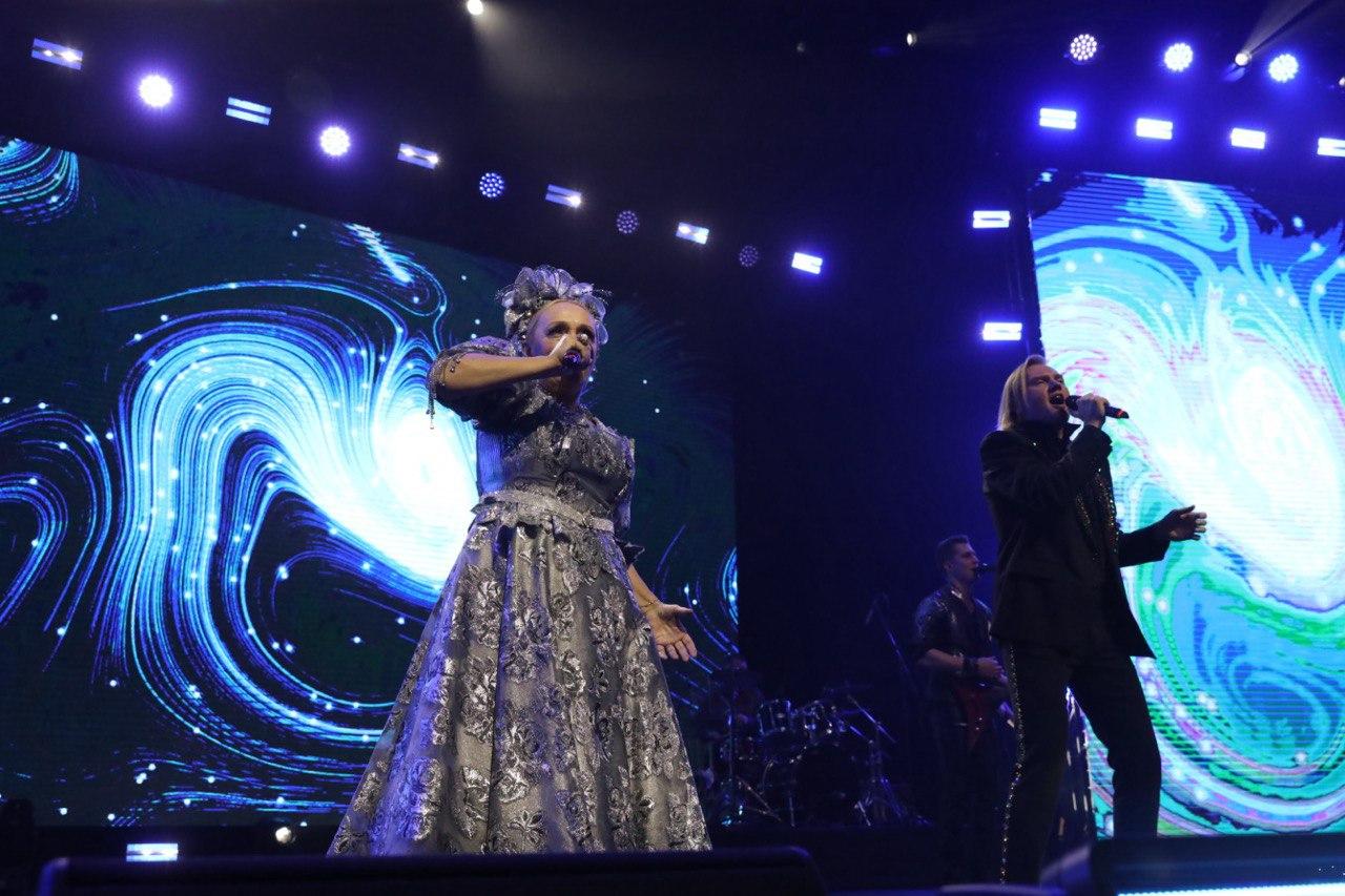 Фото Тысячи фанатов в кокошниках поют «Плывет веночек». В «Сибирь-Арена» с аншлагом проходит грандиозный концерт Надежды Кадышевой. ОНЛАЙН 33 - Сиб.ФМ Фото Тысячи фанатов в кокошниках поют «Плывет веночек». В «Сибирь-Арена» с аншлагом проходит грандиозный концерт Надежды Кадышевой. ОНЛАЙН 33