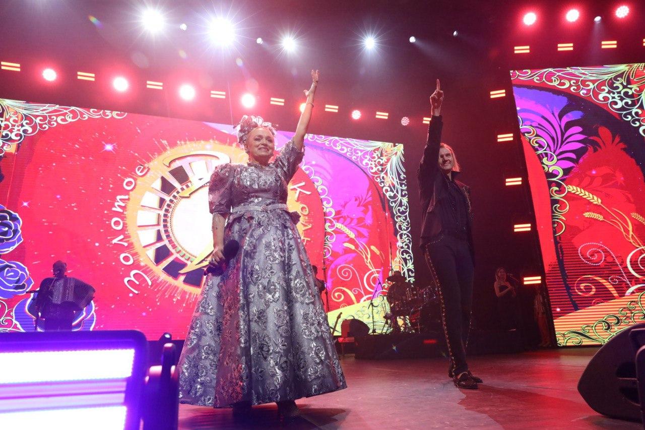 Фото Тысячи фанатов в кокошниках поют «Плывет веночек». В «Сибирь-Арена» с аншлагом проходит грандиозный концерт Надежды Кадышевой. ОНЛАЙН 32 - Сиб.ФМ Фото Тысячи фанатов в кокошниках поют «Плывет веночек». В «Сибирь-Арена» с аншлагом проходит грандиозный концерт Надежды Кадышевой. ОНЛАЙН 32