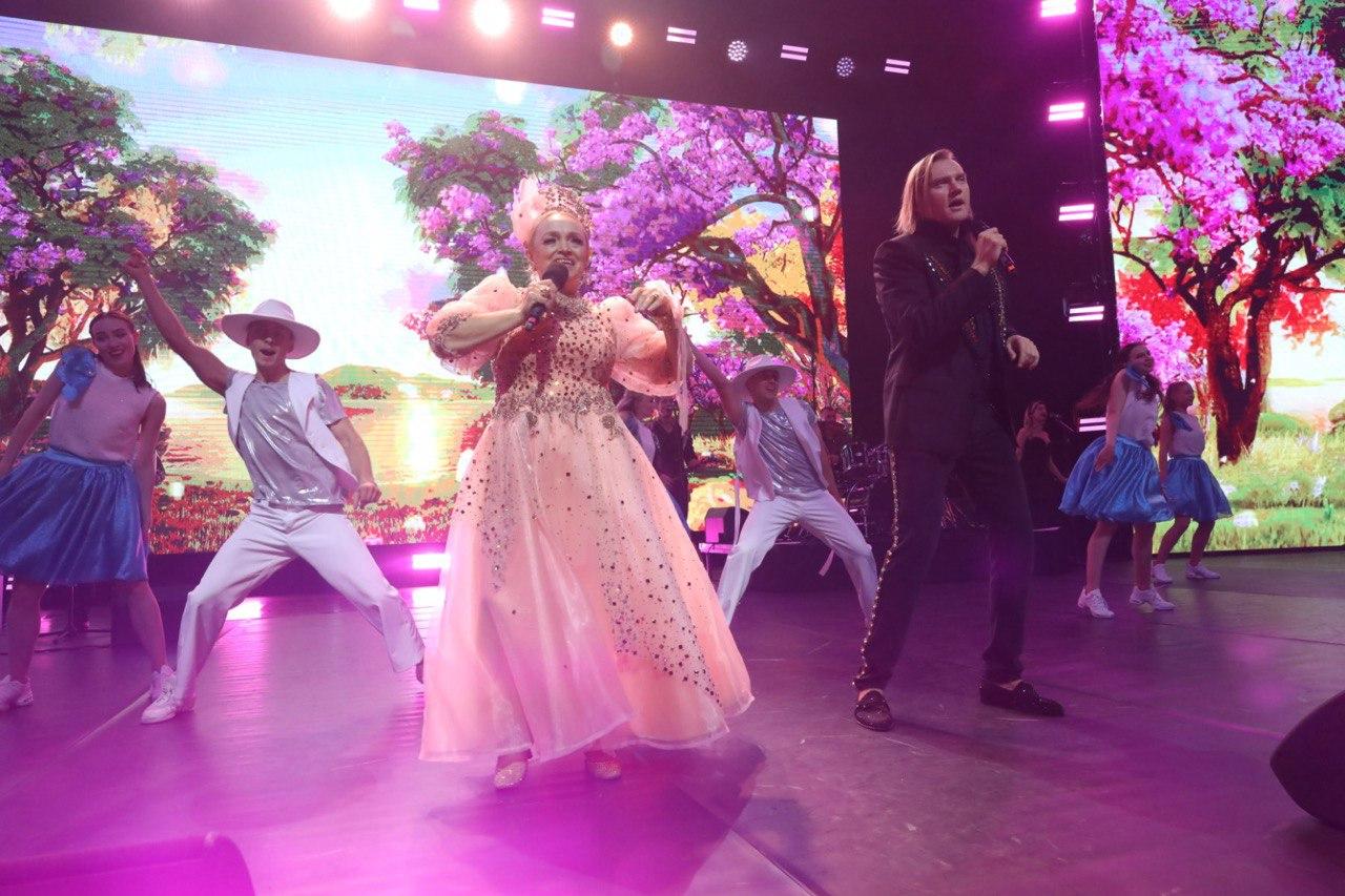 Фото Тысячи фанатов в кокошниках поют «Плывет веночек». В «Сибирь-Арена» с аншлагом проходит грандиозный концерт Надежды Кадышевой. ОНЛАЙН 35 - Сиб.ФМ Фото Тысячи фанатов в кокошниках поют «Плывет веночек». В «Сибирь-Арена» с аншлагом проходит грандиозный концерт Надежды Кадышевой. ОНЛАЙН 35