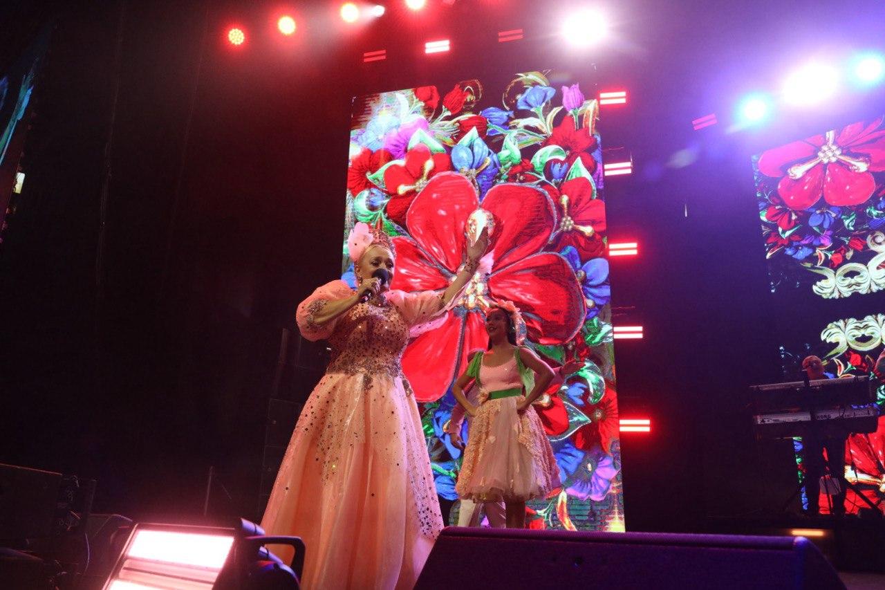 Фото Пять образов Надежды Кадышевой: солистка «Золотого кольца» удивили фанатов яркими платьями на концерте в «Сибирь-Арена» 5