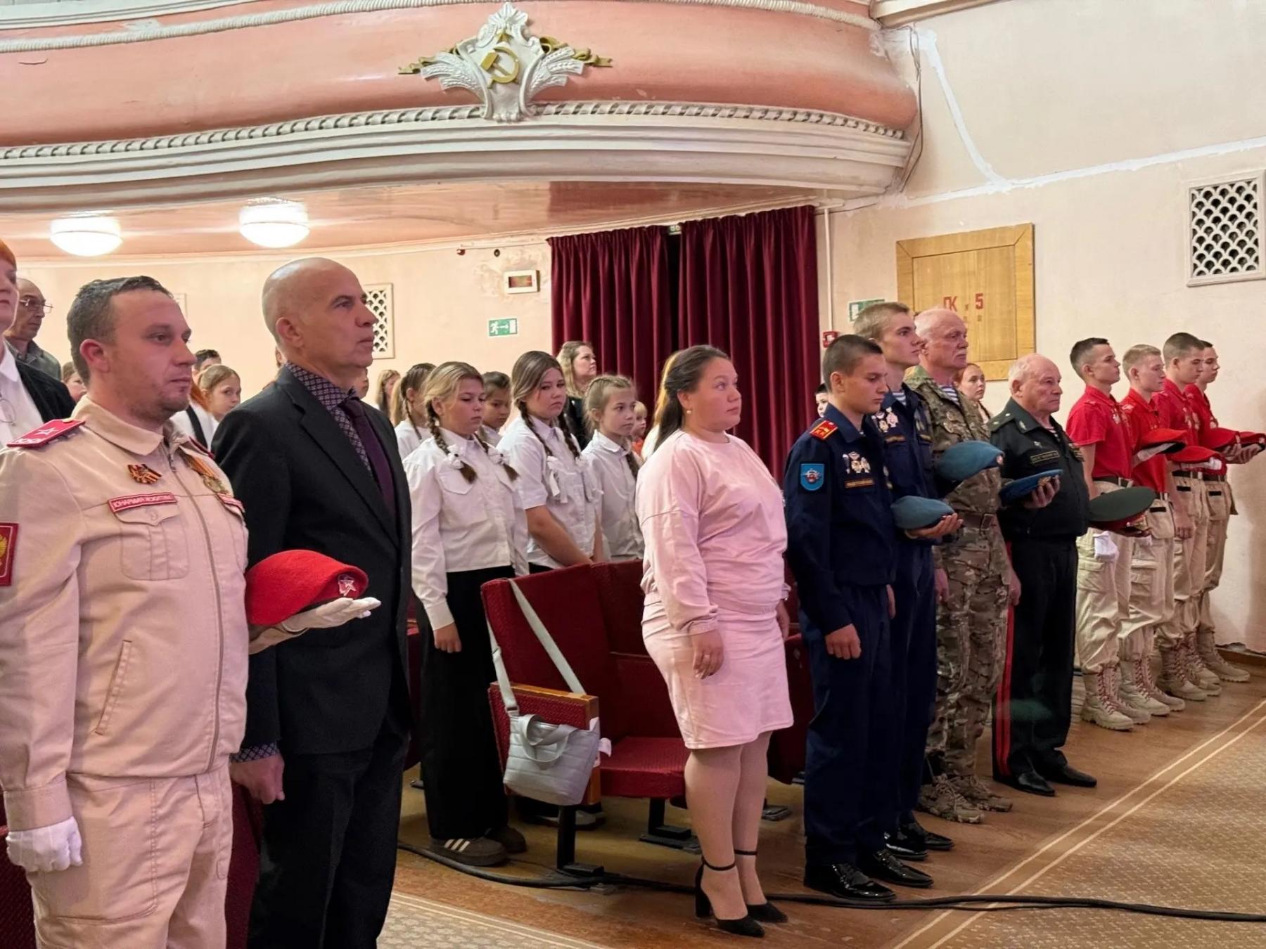 Фото В Искитиме сто школьников торжественно вступили в ряды движения «Юнармия» 2 - Сиб.ФМ Фото В Искитиме сто школьников торжественно вступили в ряды движения «Юнармия» 2
