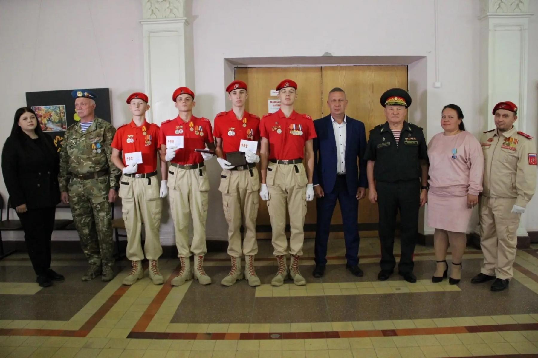 Фото В Искитиме сто школьников торжественно вступили в ряды движения «Юнармия» 3 - Сиб.ФМ Фото В Искитиме сто школьников торжественно вступили в ряды движения «Юнармия» 3