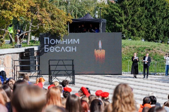 Фото Студенты СГУГиТ приняли участие в акции памяти «Помним Беслан» 3 - Сиб.ФМ Фото Студенты СГУГиТ приняли участие в акции памяти «Помним Беслан» 3