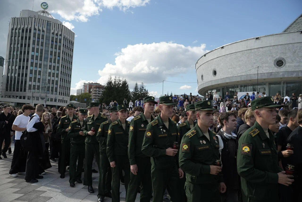 Фото Новосибирцы зажгли тысячи свечей в память погибших при теракте в Беслане. ФОТОРЕПОРТАЖ 13