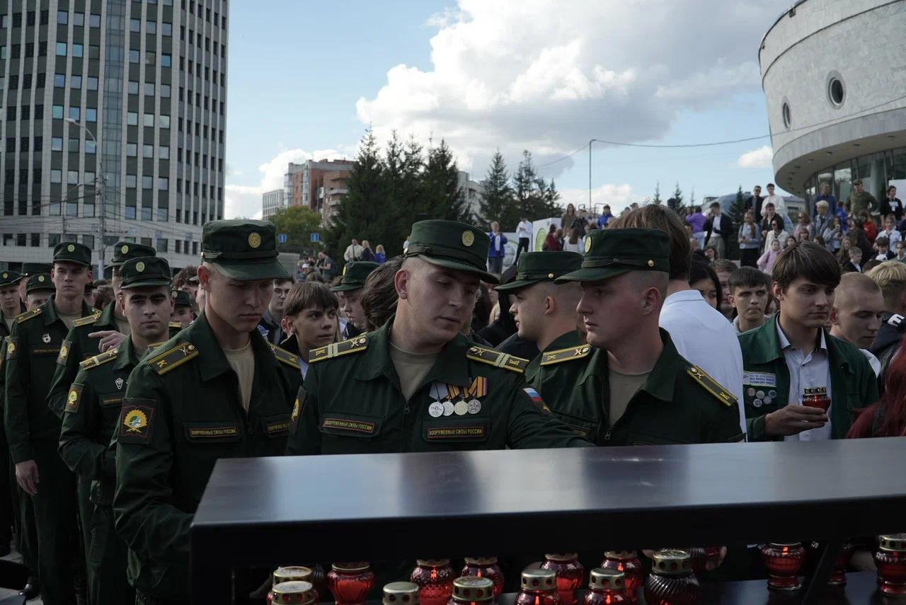 Фото Новосибирцы зажгли тысячи свечей в память погибших при теракте в Беслане. ФОТОРЕПОРТАЖ 14