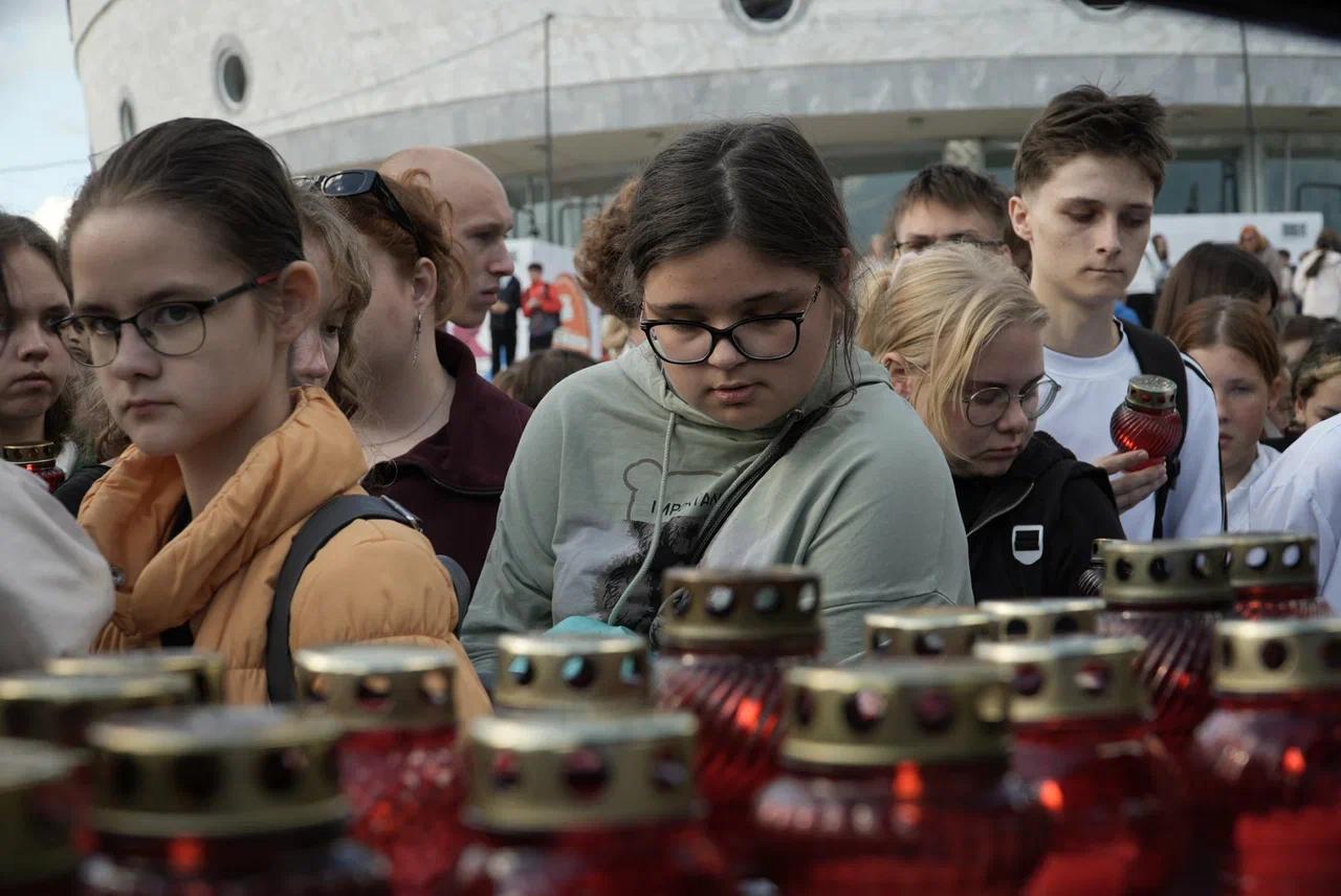 Фото Новосибирцы зажгли тысячи свечей в память погибших при теракте в Беслане. ФОТОРЕПОРТАЖ 17
