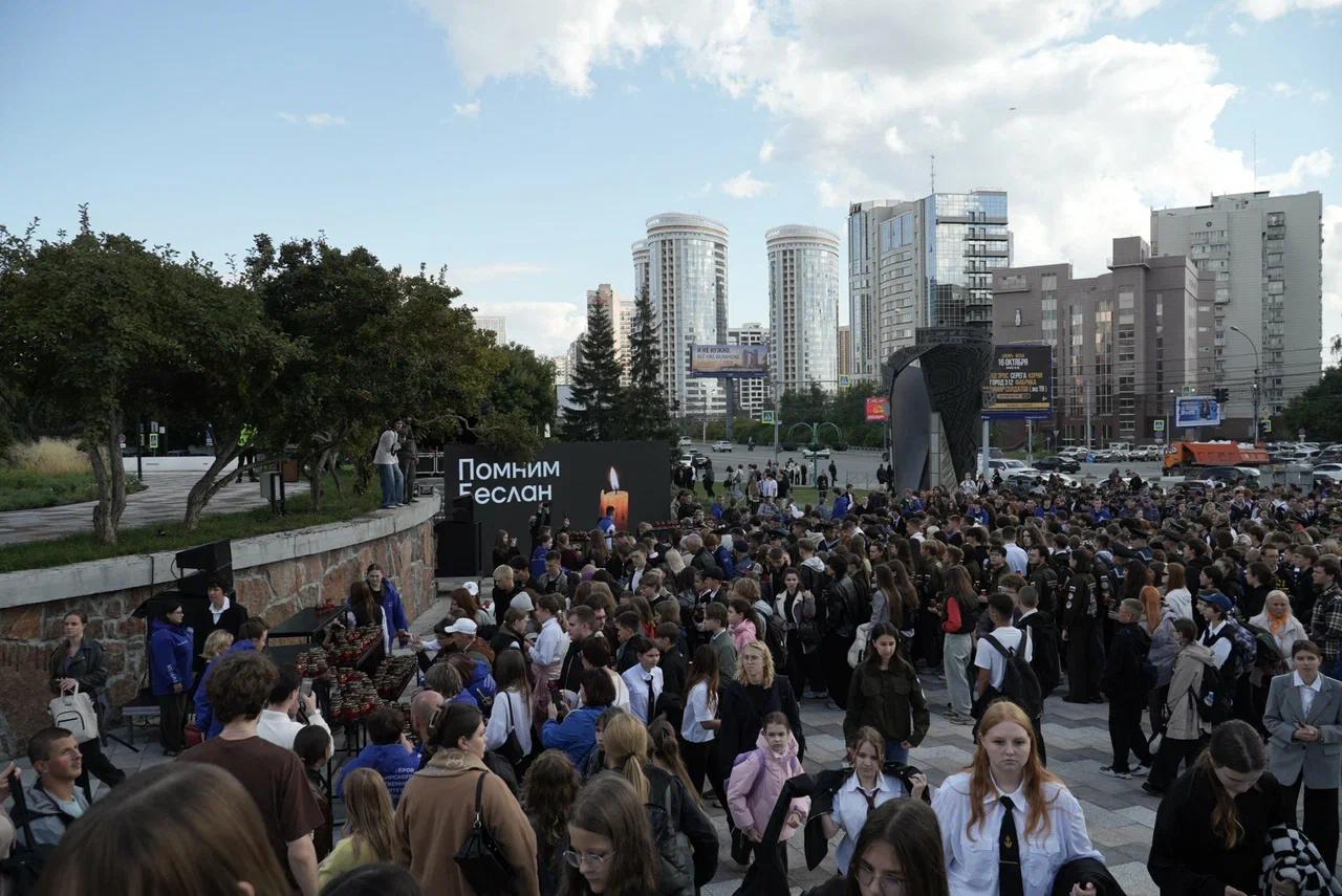 Фото Новосибирцы зажгли тысячи свечей в память погибших при теракте в Беслане. ФОТОРЕПОРТАЖ 19