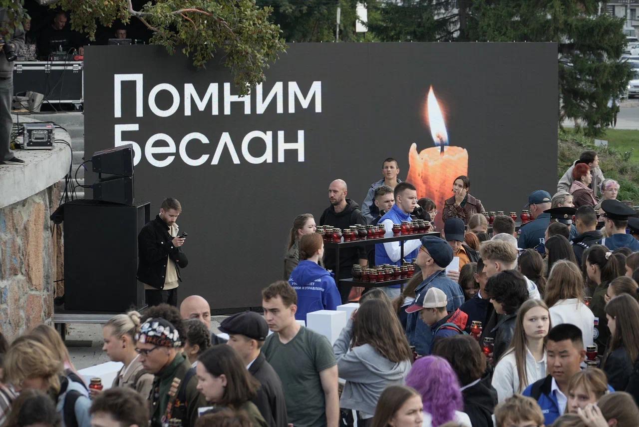 Фото Новосибирцы зажгли тысячи свечей в память погибших при теракте в Беслане. ФОТОРЕПОРТАЖ 20