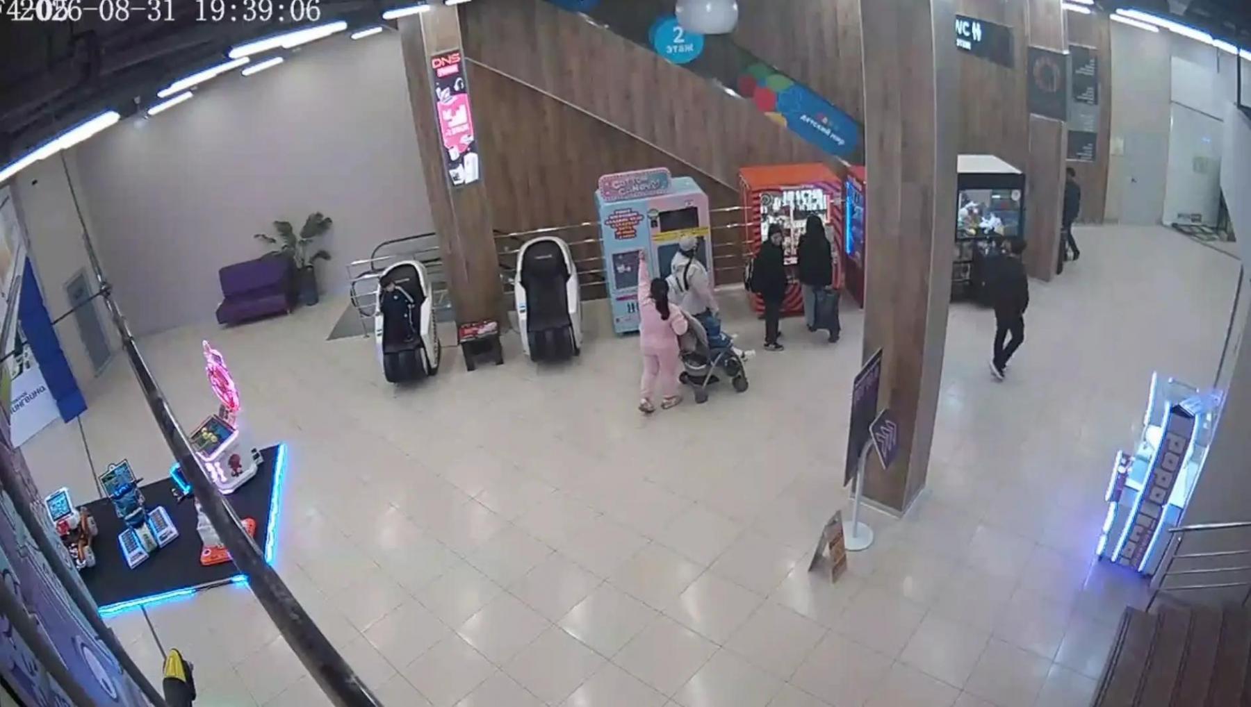 Фото В Новосибирске появились подробности, как мигрантка избила администратора ТЦ «Континент» 2 - Сиб.ФМ Фото В Новосибирске появились подробности, как мигрантка избила администратора ТЦ «Континент» 2