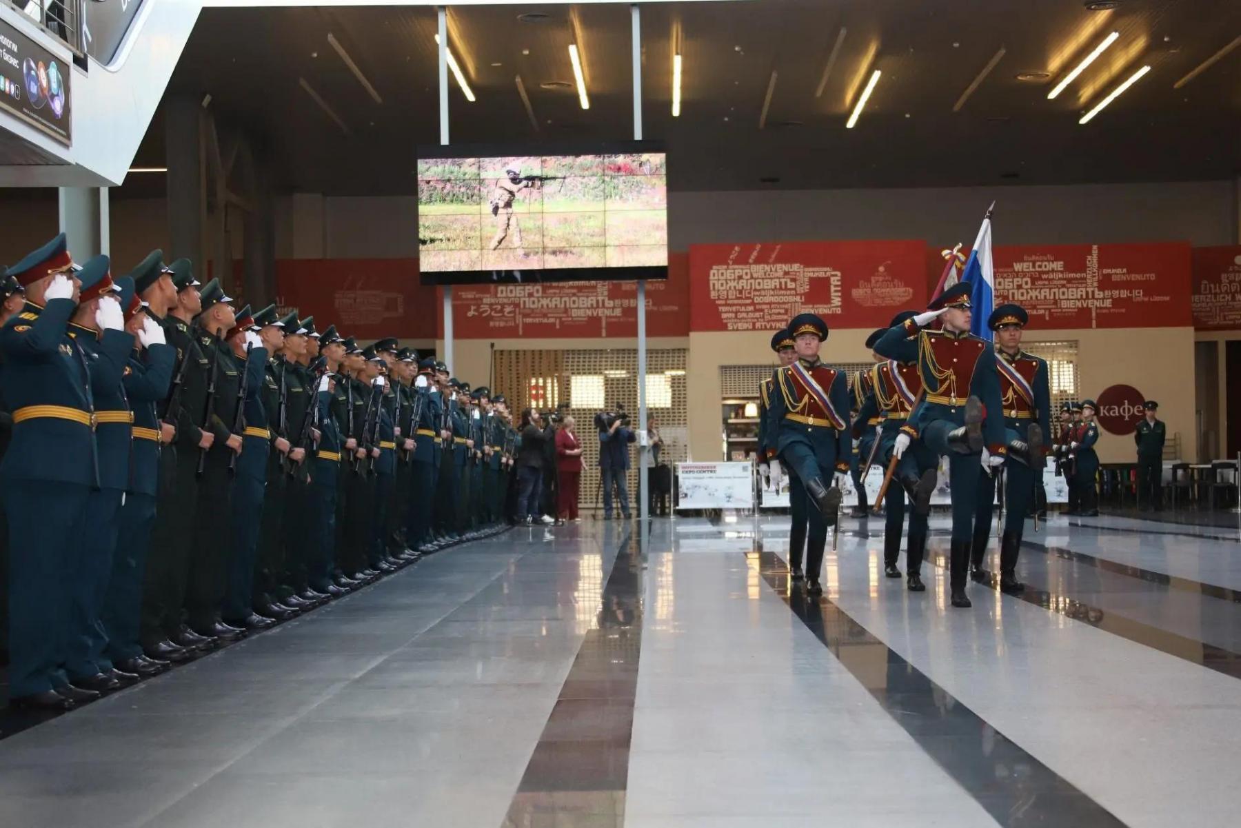 Фото Более 200 курсантов Новосибирского военного института Росгвардии приняли Военную присягу 2