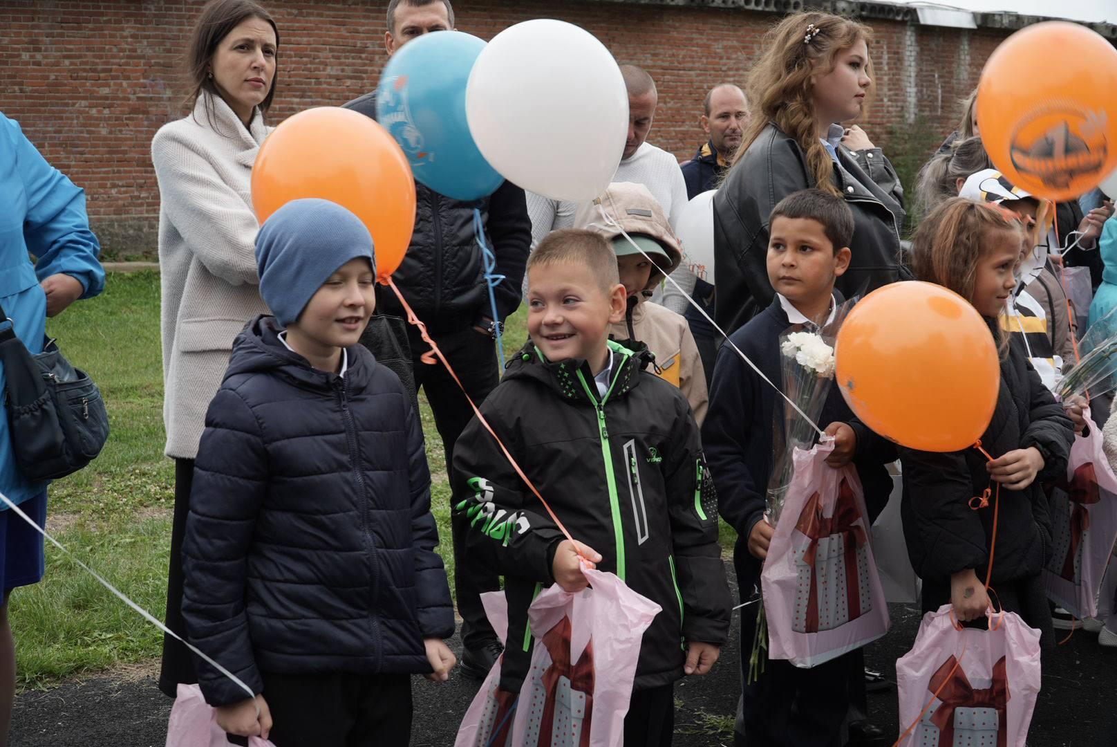 Фото В Новосибирске опубликовали кадры школьных линеек 1 сентября 10 - Сиб.ФМ Фото В Новосибирске опубликовали кадры школьных линеек 1 сентября 10