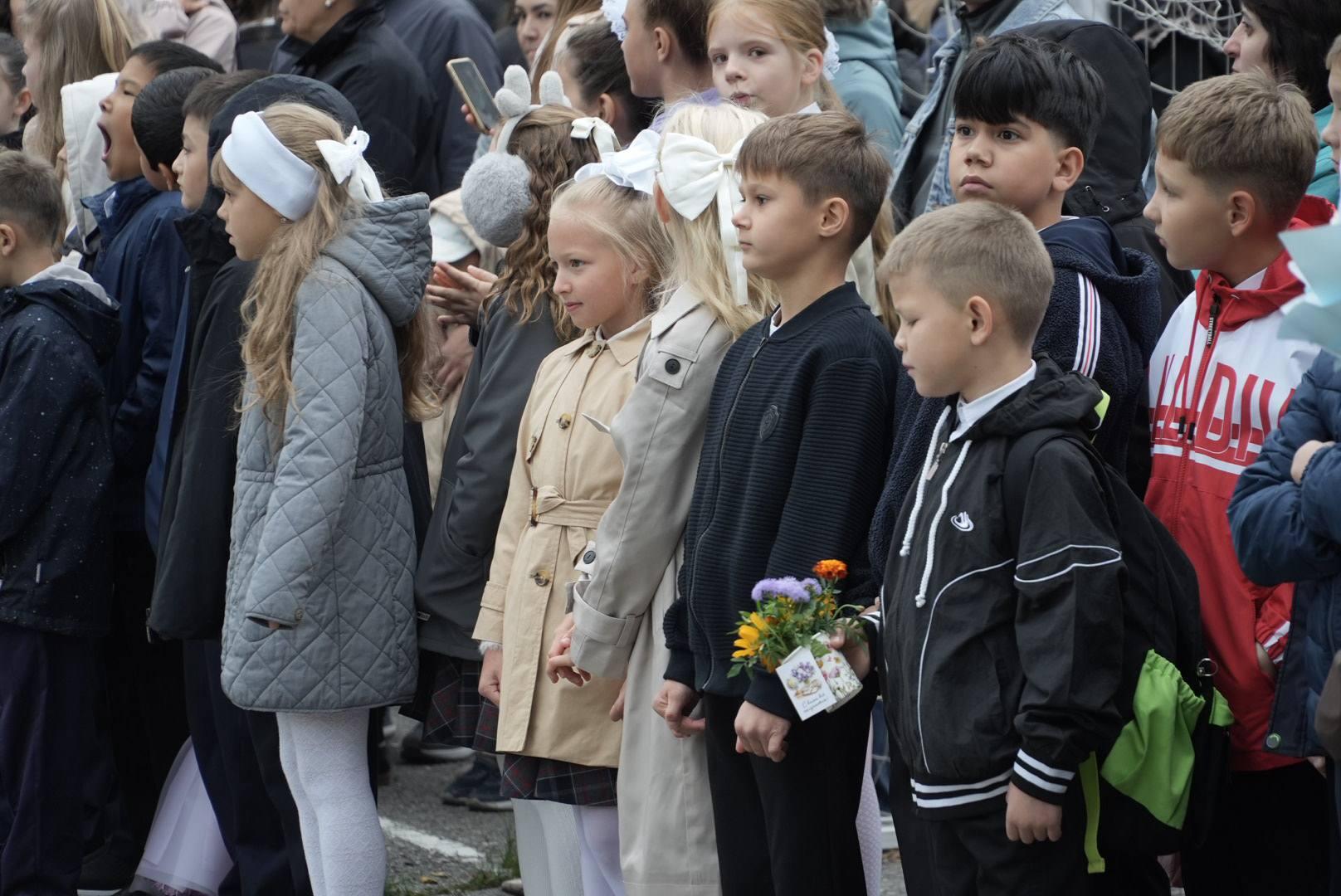 Фото В Новосибирске опубликовали кадры школьных линеек 1 сентября 7 - Сиб.ФМ Фото В Новосибирске опубликовали кадры школьных линеек 1 сентября 7