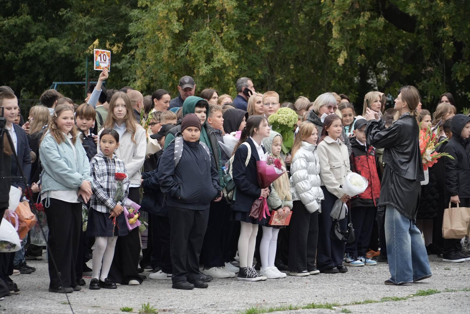 Фото В Новосибирске опубликовали кадры школьных линеек 1 сентября 6 - Сиб.ФМ Фото В Новосибирске опубликовали кадры школьных линеек 1 сентября 6
