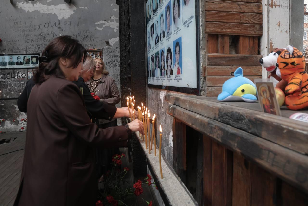 Фото Три дня ужаса: 22 года после теракта в Беслане – 186 погибших детей и скорбные кадры 4 - Сиб.ФМ Фото Три дня ужаса: 22 года после теракта в Беслане – 186 погибших детей и скорбные кадры 4