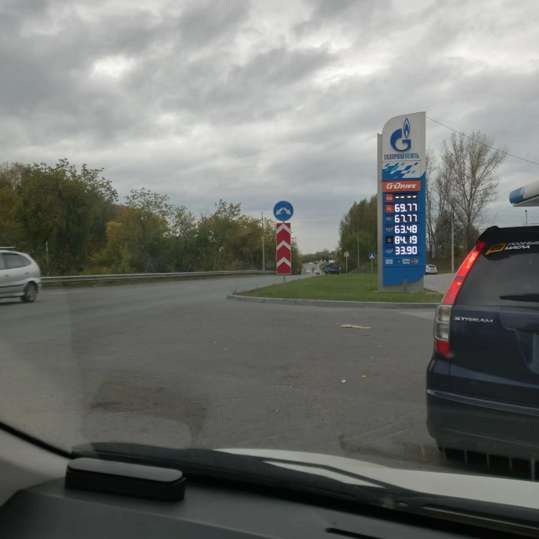 Фото Ситуация с бензином в Новосибирской области: что сегодня происходит на АЗС – очереди и дефицит бензина 2