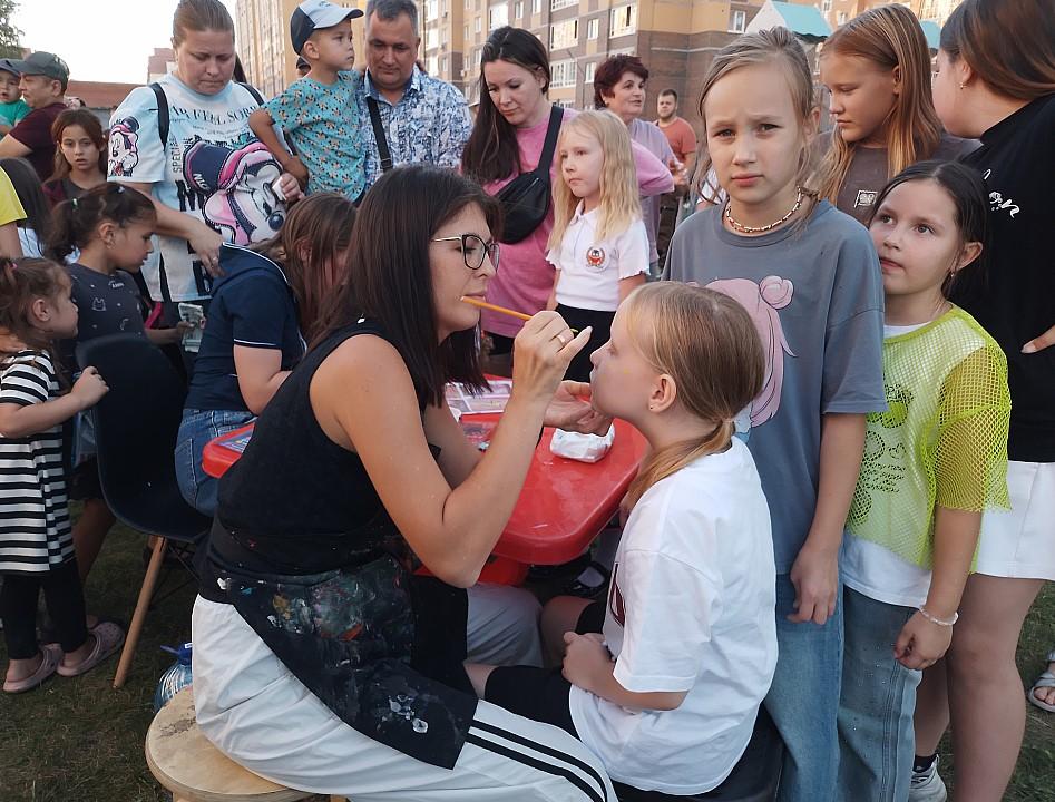 Фото День соседей отметили в микрорайоне Дивногорский в Новосибирске 5